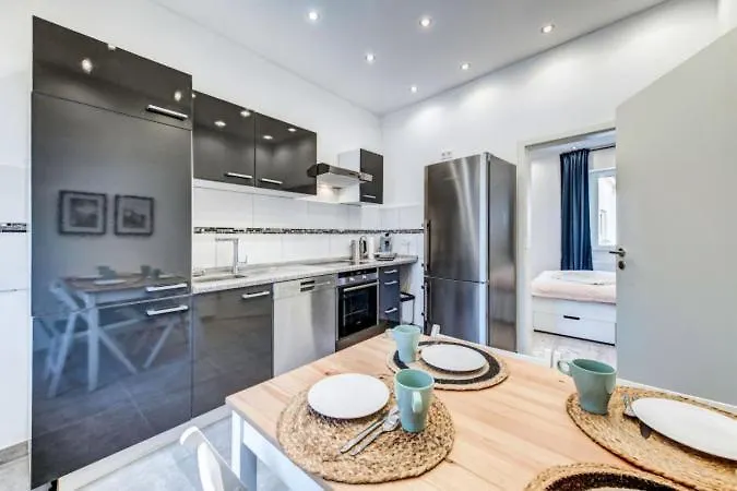 Schoene In Apartment *